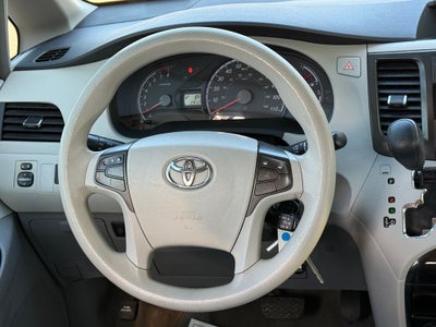 2013 Toyota Sienna LE 8 Passenger