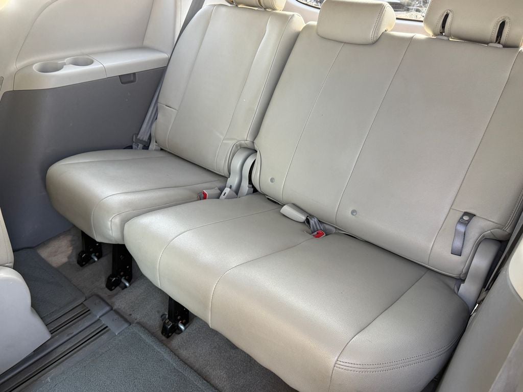 2013 Toyota Sienna LE 8 Passenger