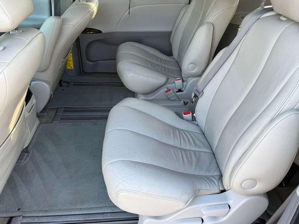 2013 Toyota Sienna LE 8 Passenger