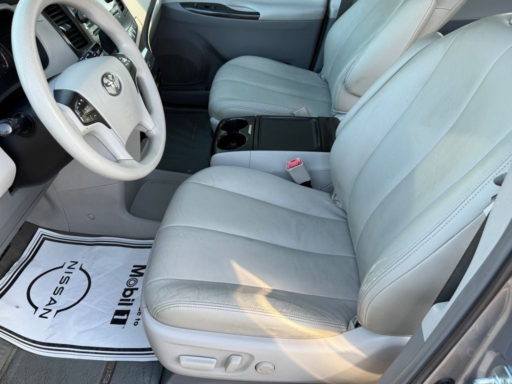 2013 Toyota Sienna LE 8 Passenger