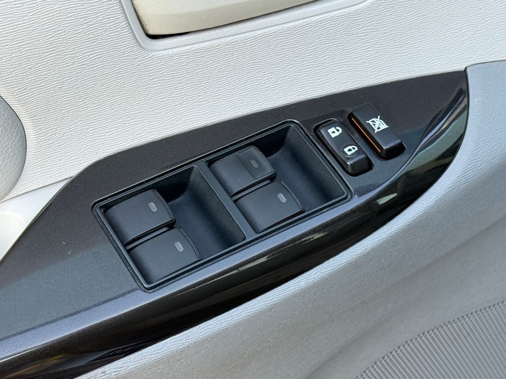 2013 Toyota Sienna LE 8 Passenger