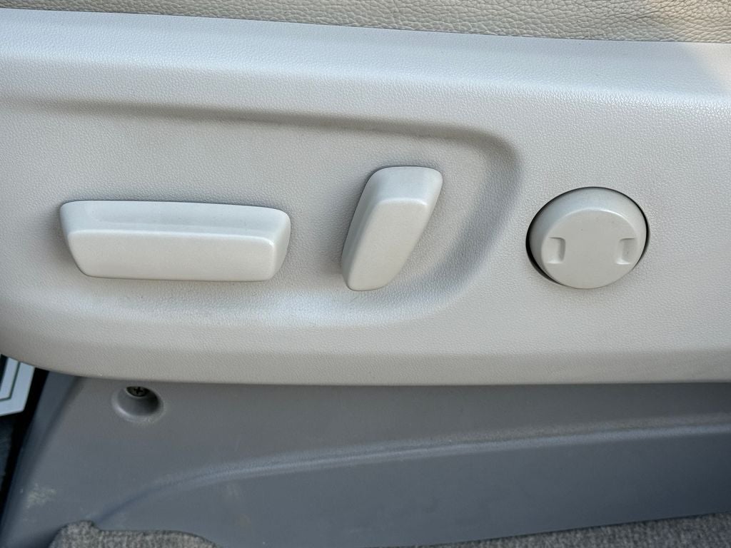 2013 Toyota Sienna LE 8 Passenger