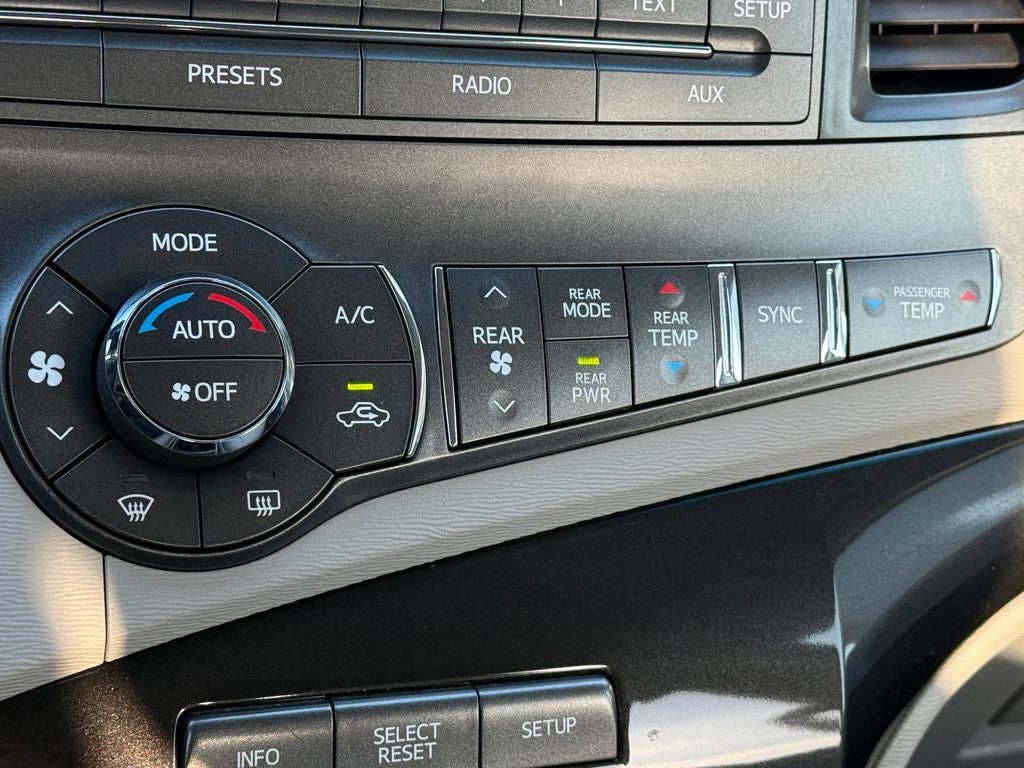 2013 Toyota Sienna LE 8 Passenger
