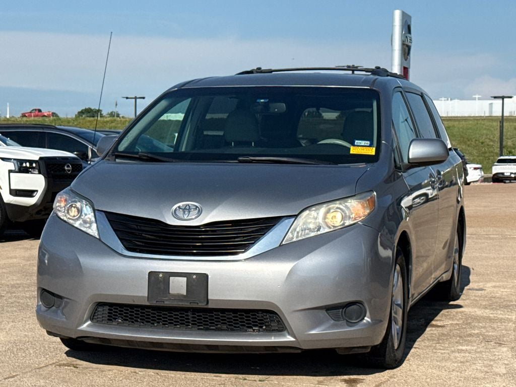 2013 Toyota Sienna LE 8 Passenger