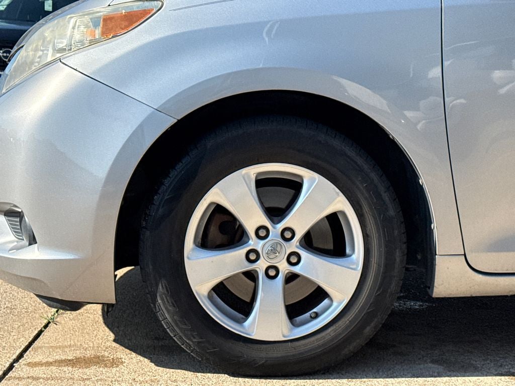 2013 Toyota Sienna LE 8 Passenger